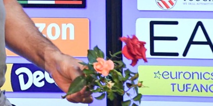 Spalletti, rose per le donne dell'Iran: "A Mahsa Amini e Hadis Najafi"