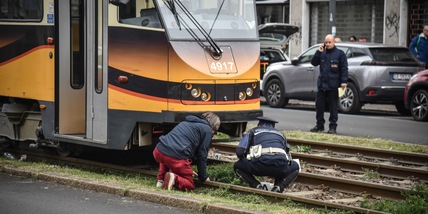Travolto dal tram mentre andava a scuola in bici: lutto cittadino a Milano