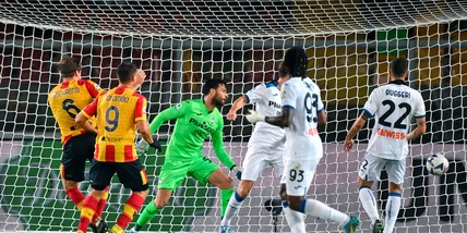 Serie A, l'Atalanta va ko col Lecce e la Roma pareggia contro il Sassuolo