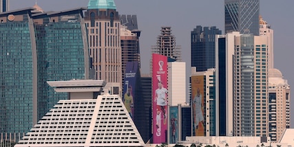 Qatar 2022: loro giocano, noi paghiamo