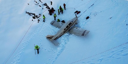 Trentino, aereo atterra sulla montagna!
