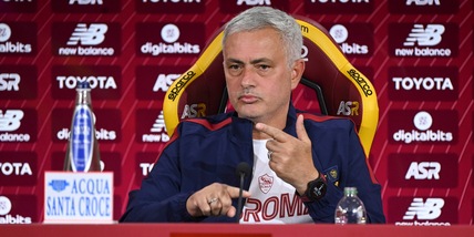 Roma, Mourinho: “Il Napoli ha vinto lo scudetto. Zaniolo? Purtroppo resta qui”