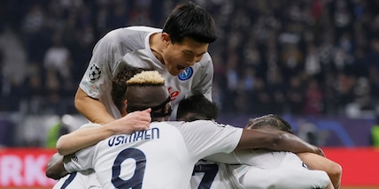 Osimhen-Di Lorenzo, il Napoli splende pure in Champions: 2-0 all'Eintracht
