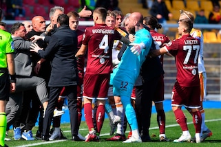 Lecce-Torino a nervi tesi: rissa e due espulsioni in panchina