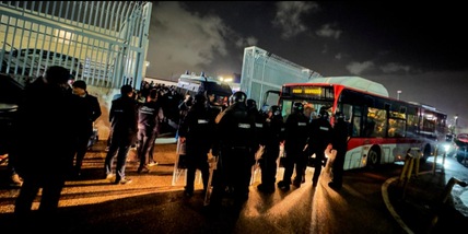 Napoli-Eintracht, notte di tensione: razzi contro il bus dei tifosi tedeschi