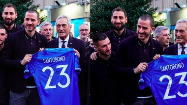 Italia in visita all'ospedale pediatrico di Napoli: presente Bonucci