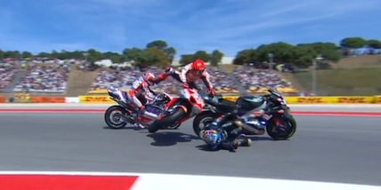 MotoGP, Marquez tenta di sorpassare Martin e butta giù Oliveira