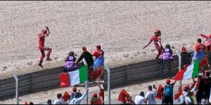 MotoGP, Bagnaia esulta come Ronaldo dopo la vittoria nel GP del Portogallo