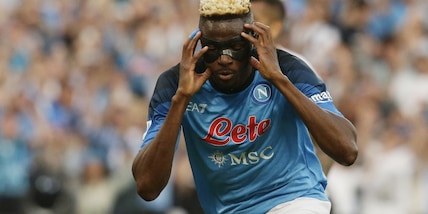 Osimhen, un rigore su due: il Napoli batte la Fiorentina