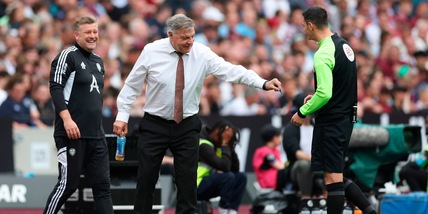 Allardyce-show: banconota al quarto uomo di West Ham-Leeds e poi...