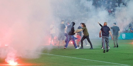Brescia-Cosenza, caos totale e feriti: incendiata l’auto di un calciatore