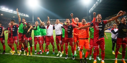 Cagliari in finale playoff: che festa a Parma sotto la curva ospiti