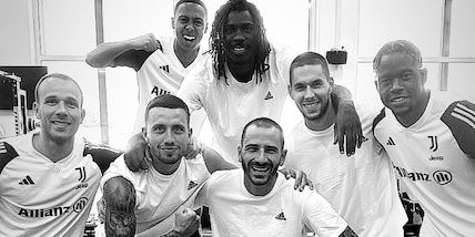 Bonucci e la Juventus, sorrisi in bianco e nero: la foto con il gruppo