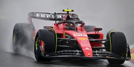 F1, il diluvio di Spa mette le ali alla Ferrari: Sainz in testa, Leclerc 4°