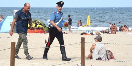 Parcheggia sulla spiaggia e se ne va: sanzionata una 28enne livornese