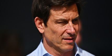 F1: Wolff infortunato in vacanza, caduta in bici e frattura del gomito