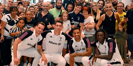 Vlahovic, i bimbi Juve e lo sfottò a Gatti: "Hai speso per la sua maglia?"