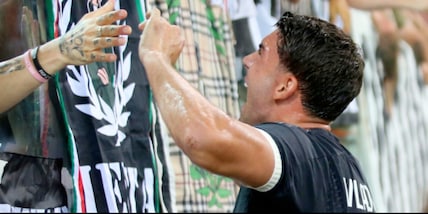 Vlahovic esaltato dalla Juve sui social: il video e la citazione d’amore