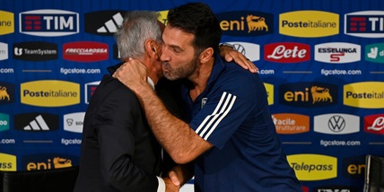 Buffon, emozione Italia: l’abbraccio con Gravina e la conferenza