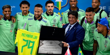 Neymar, Brasile ai suoi piedi: superato Pelè, la premiazione