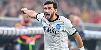 Napoli, maglia Champions senza il Vesuvio: il perché del cambio in corsa