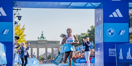 Straordinara Tigist Assefa: Alla BMW Berlin Marathon è record del mondo