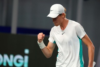 Sinner trema a Shanghai con Baez, poi si rialza: il sogno finale continua