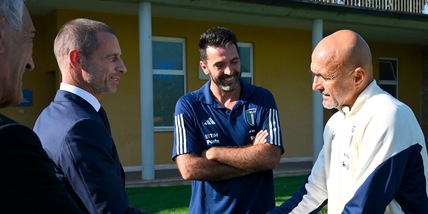 Italia, Ceferin a Coverciano: Spalletti e Buffon gli donano maglia azzurra