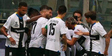 Il Parma di Pecchia vola: 2-1 al Como, gol di Man, Charpentier e Barba