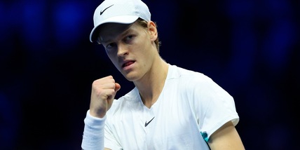 Sinner brilla all’esordio delle Nitto ATP Finals: Tsitsipas ko in due set