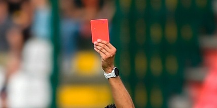 Espulsioni a tempo nel calcio: l’IFAB dà il via alla sperimentazione