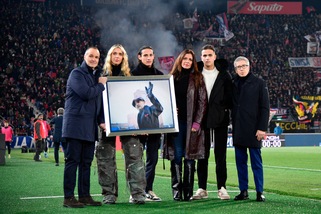 Mihajlovic, l'omaggio prima di Bologna-Roma: "Sinisa sempre nel cuore”