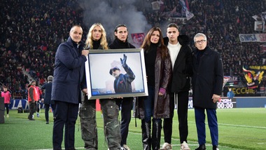 Mihajlovic, l'omaggio prima di Bologna-Roma: "Sinisa sempre nel cuore”