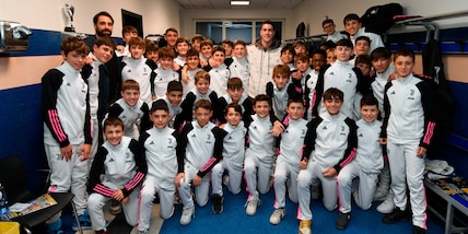 Vlahovic tenero coi baby Juve, i tifosi meno: "Ti vogliamo bene ma svegliati"