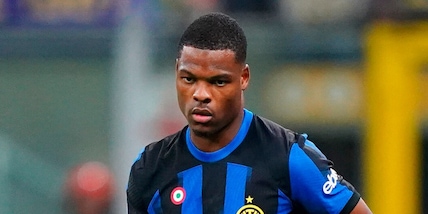 "Inter, porta in faccia dallo United: ecco lo scambio proposto per Dumfries"