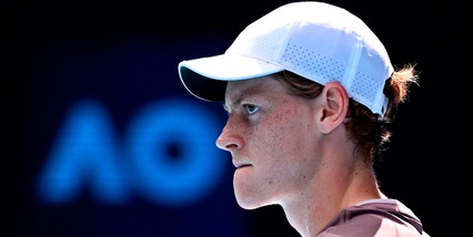 Sinner spaziale, Djokovic travolto 3-1! Ora una storica finale Australian Open