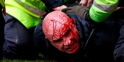 Orrore in Inghilterra, scene da hooligans: partita sospesa, violenze brutali