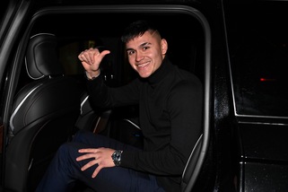 Juve, Carlos Alcaraz è arrivato a Torino: i primi sorrisi in bianconero