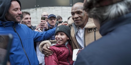 Tutti pazzi per Tyson a Torino: selfie con i tifosi!
