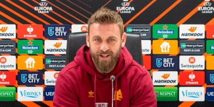 De Rossi ferma la conferenza Roma: telefonata in diretta di un... giocatore