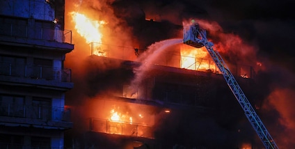 Valencia, immagini impressionanti: due grattacieli avvolti dalle fiamme