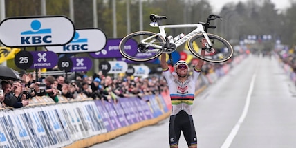 Van der Poel, il trionfo al Fiandre: bicicletta alzata al traguardo