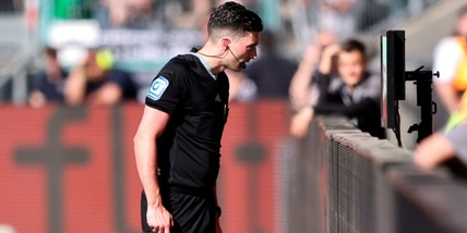 Var oltre l’assurdo in Germania: al Dortmund tolto un rigore...già segnato!