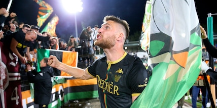 Venezia, festa sotto la curva: Cremonese ko in rimonta, il sogno Serie A continua