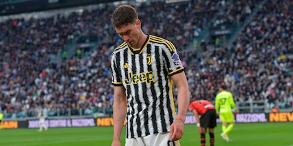 Vlahovic, bottiglietta e occhiatacce: gelo Juve, tutti i segnali di tensione