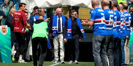 Eriksson, pasillo d'onore dalla Sampdoria: in campo con i suoi ex giocatori