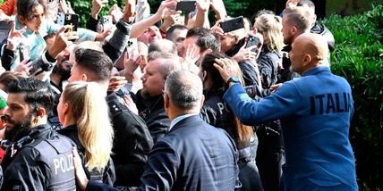 L'Italia sbarca in Germania, l'entusiasmo dei tifosi: "Fateci cantare ancora"