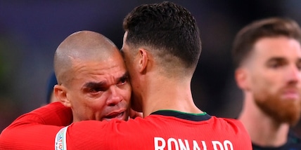 Pepe infinito, CR7 lo consola: sarà ancora Portogallo? "Ne parleremo e..."