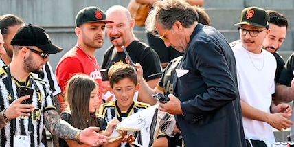 Giuntoli, dagli autografi in Germania a quelli di Koopmeiners e altri due...