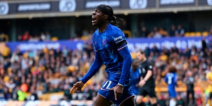 Il Chelsea umilia i Wolves: tripletta Madueke. Il Liverpool vola